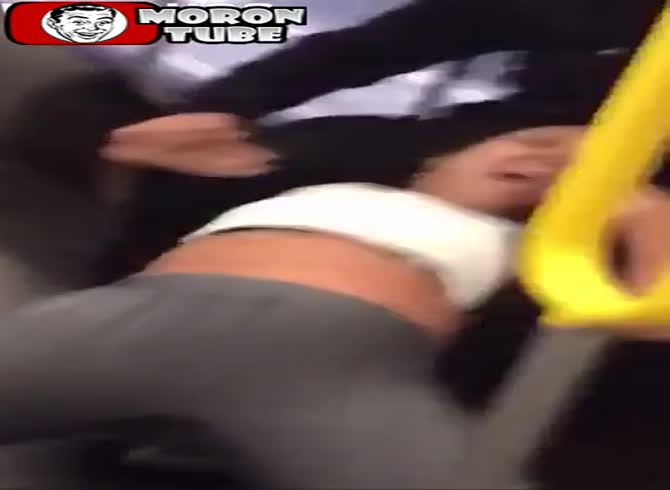 Video :When her partner abandons her in the metro, she loses her mind and panics